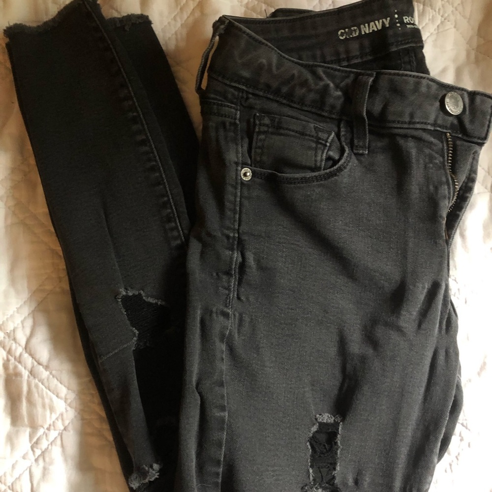 Super cute Old Navy Black Mid-rise rockstar jeans , distressed and super comfy!